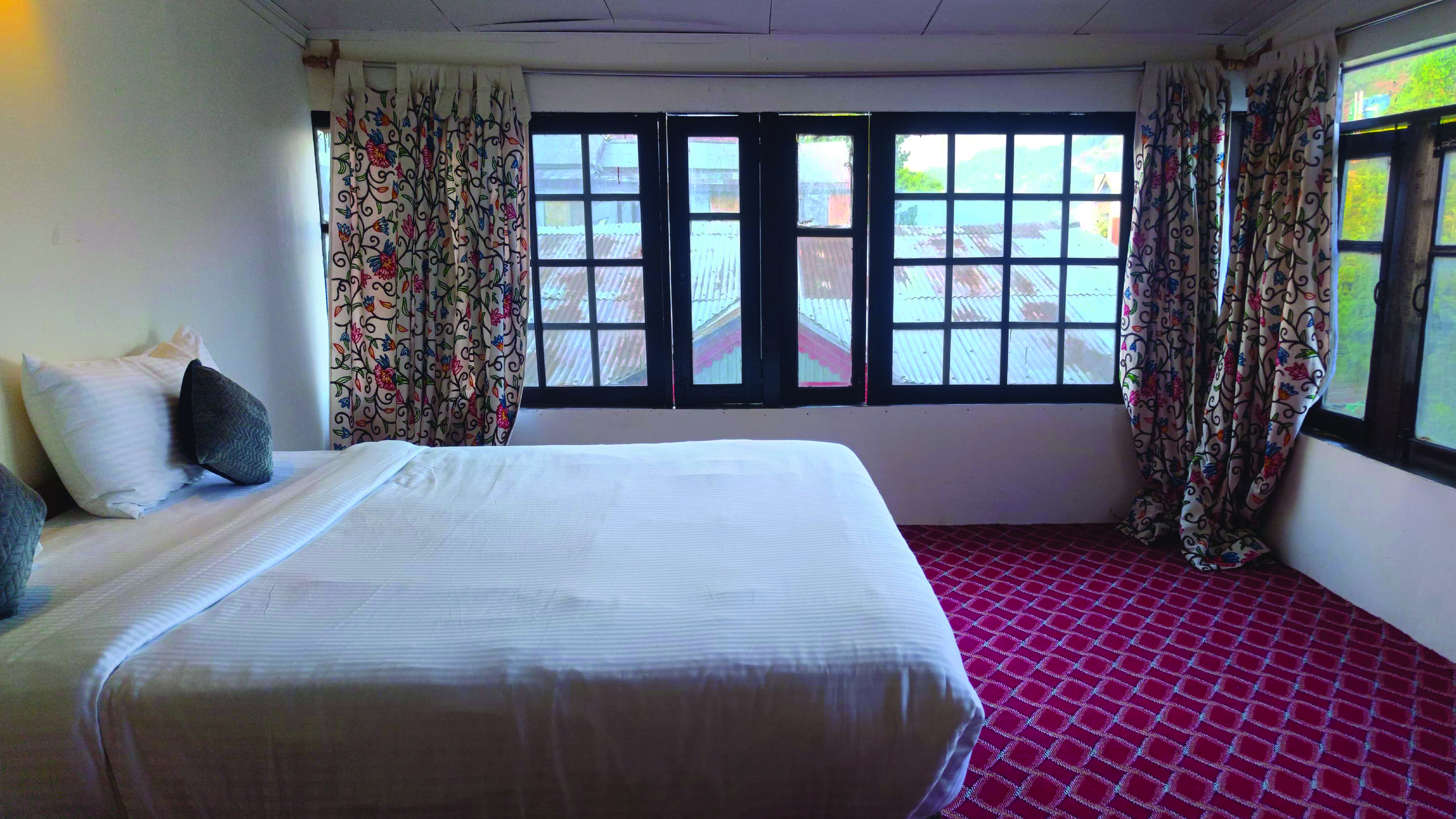 Deluxe Cozy Room 